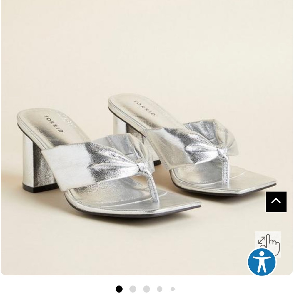 Thong heeled block sandals 👡
